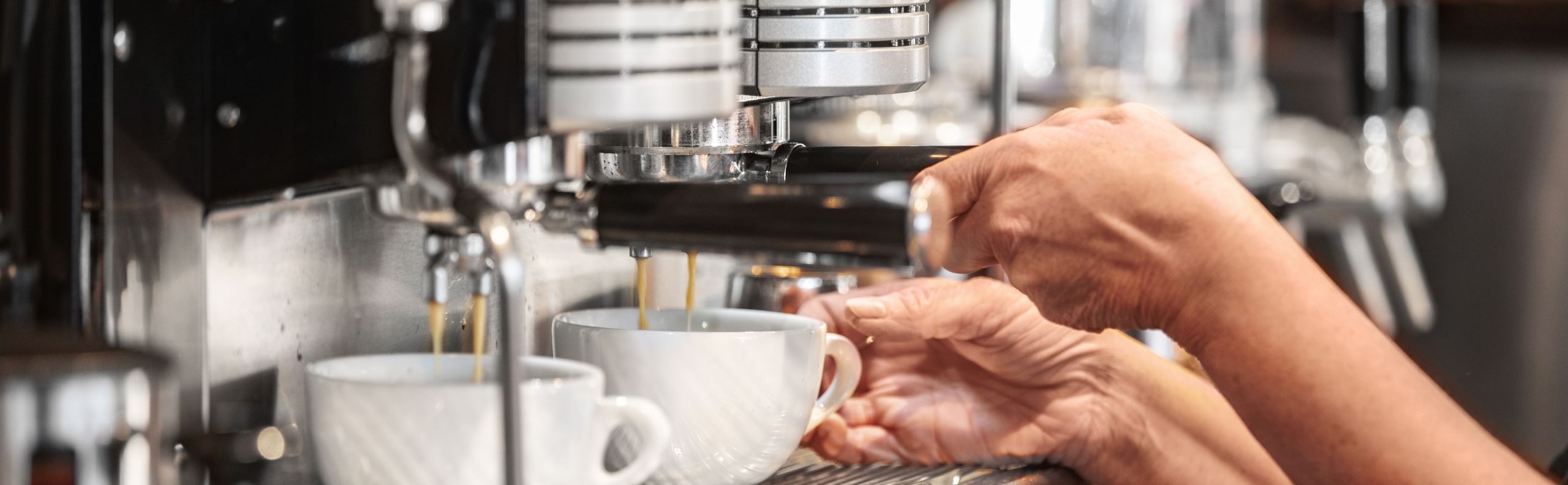 Frau vor einer Filiale