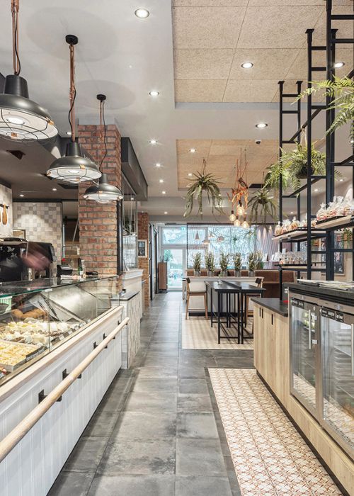 Modernes Café mit Sitzbereich im Hintergrund.